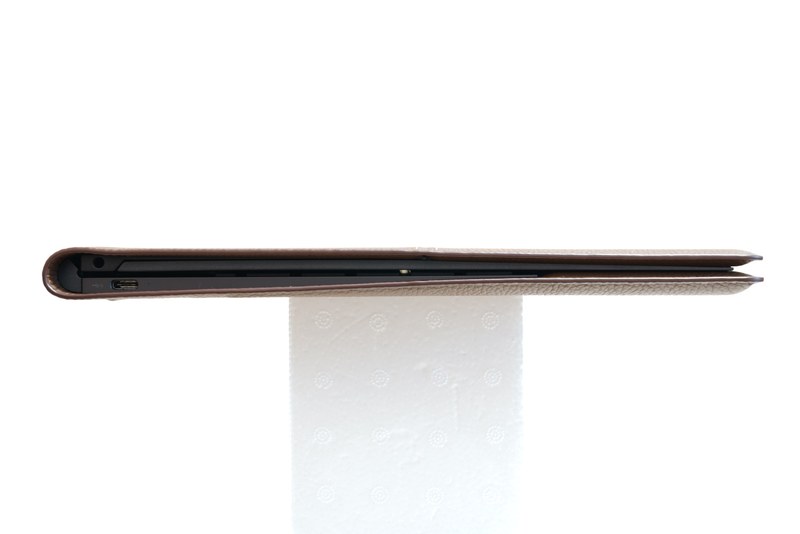 本体左側面には、USB Type-C 3.1 Gen 1(最大5Gb/s、USB Power Delivery、DisplayPort 1.2、HPスリープおよび充電機能付き)端子、ヘッドフォン・マイクコンボジャックが配置されている