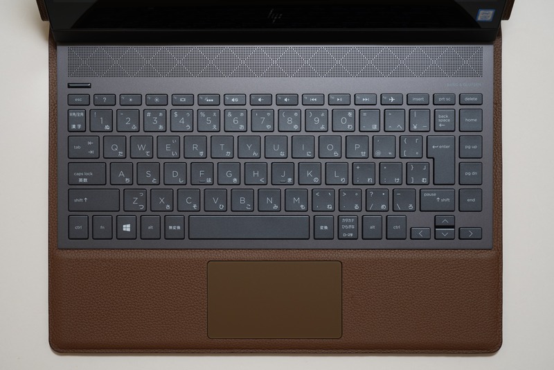 コニャックブラウンは日本語配列キーボードのみを用意。ボルドーバーガンディモデルには英語配列キーボードも用意される