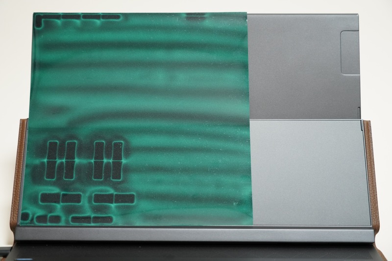 ディスプレイ全体をうしろに倒した状態で、磁力を視覚化する「マグネットビューワー」を金属筐体にあてがうと各モードで固定するための多くの磁石が確認できた