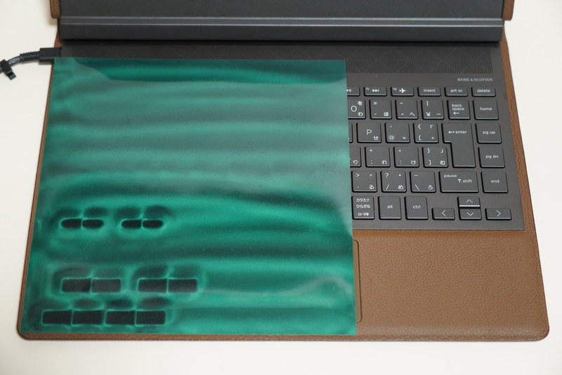 パームレスト部にも多くの磁石が内蔵されている。磁気カードはあまり近づけないほうがよさそうだ