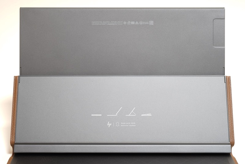 ディスプレイ上部を押すと、ディスプレイ全体がうしろに倒れ、認証情報やプロダクトID、シリアルナンバーなどを確認できる