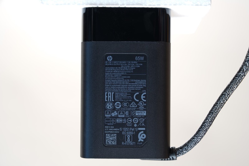 65W USB Type-C スリムACアダプターの仕様は、入力100-240V~1.6A、出力5V/3A、9V/3A、12V/5A、15V/4.33A、20V/3.25A、容量は65W