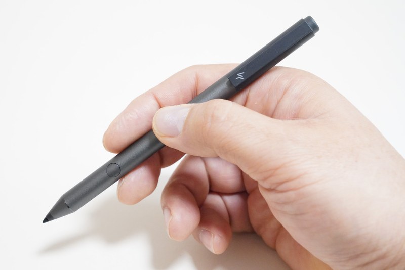 Spectreアクティブペン2は表面がツルツルしており滑りやすい。Spectre Folio本体の本革の質感に合わせた、マット調の新型ペンの登場に期待したい