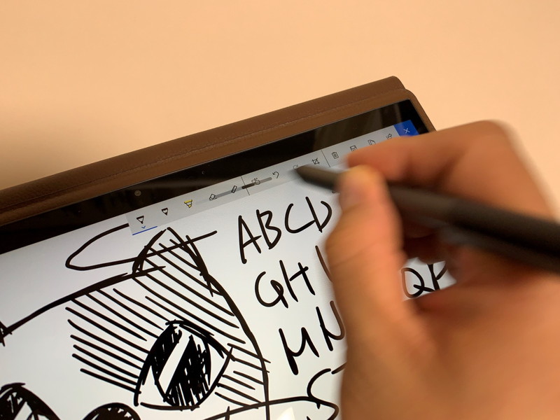 機能アイコンの上にペン先を走らせると線が一瞬表示される。描線の追従性を高めるため、CPUを介さずに直接画面に描画している証だ