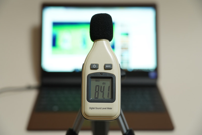 YouTubeで公開されている「前前前世 (movie ver.) RADWIMPS MV」を最大ボリュームで再生したさいの音圧レベルは最大84.1dBA(50cmの距離で測定)