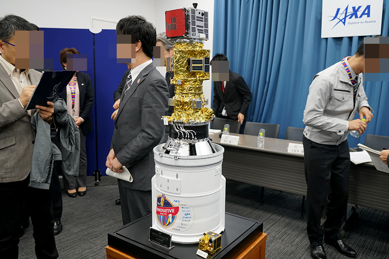 革新的衛星技術実証1号機の模型