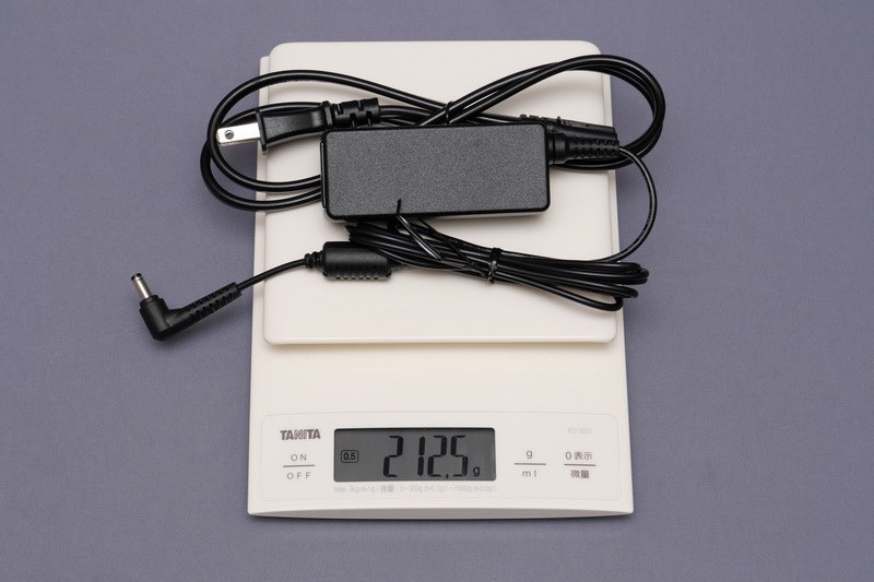ACアダプタの重量は、電源ケーブル込みで実測212.5gだった