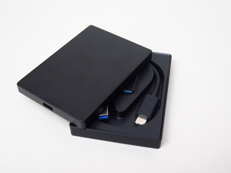 ケーブルを収納するケースは磁石でSSD本体にくっつく