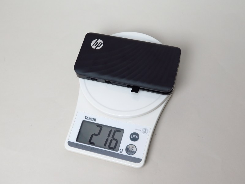 重量は216gと重めだ