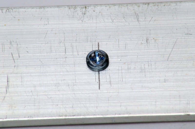 力の加減を誤ると、ドライバを差しこむネジの穴を潰してしまい、二度と抜けなくなったりする。別名ネジを舐める