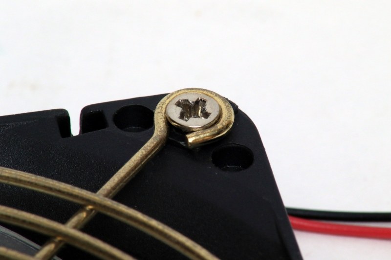 PC用のネジの数々。ネジ穴がいまだに潰れやすいのは、ファンガードを固定するいもネジっぽいコレ!どうやれば、潰れないの?