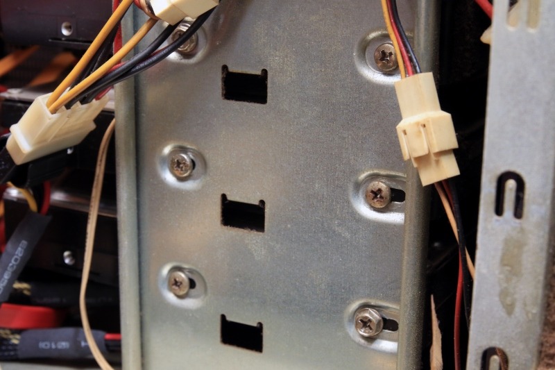 HDDはインチネジなのに、なんで光学ドライブはミリネジで止めなきゃならんのだ!