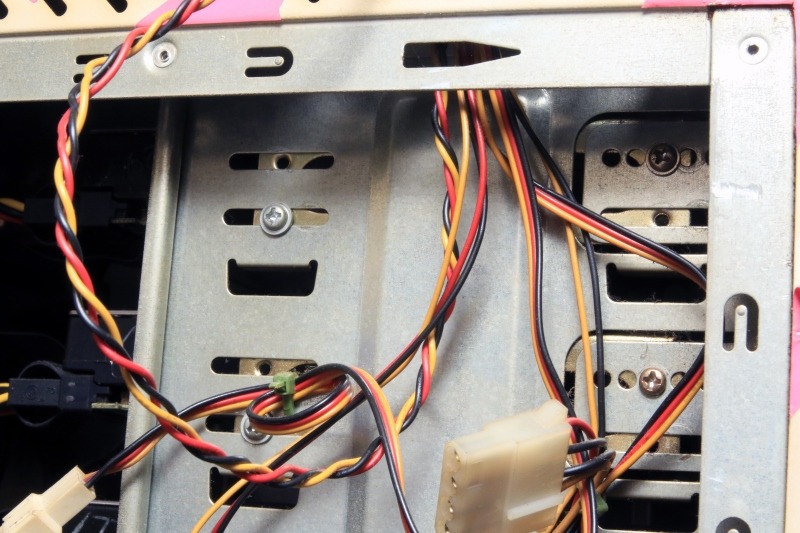 HDDはインチネジなのに、なんで光学ドライブはミリネジで止めなきゃならんのだ!