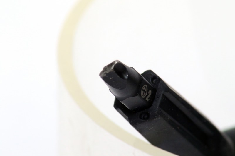 重症用の先端部分。ちょうどノミのようになっていて、打撃することでネジ山を無理やり作る