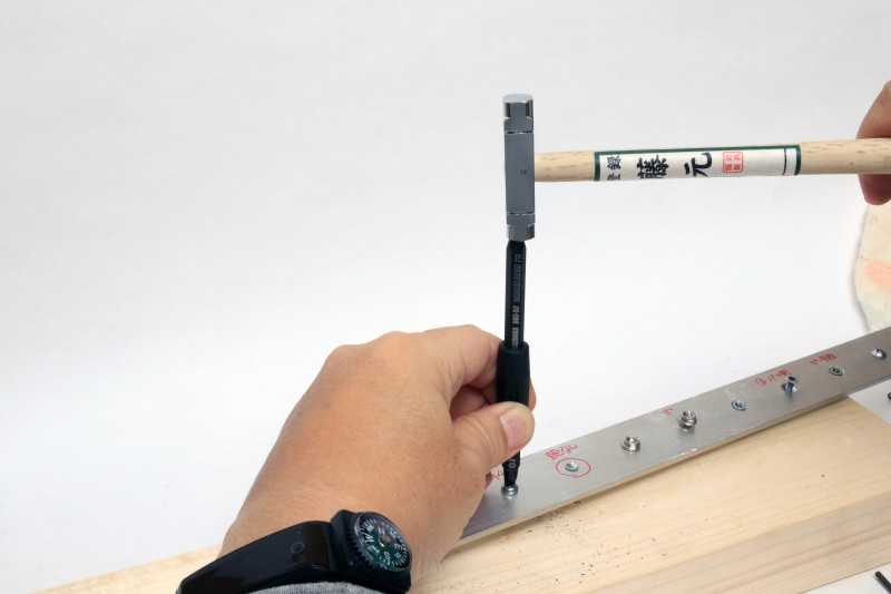 重症用の先端部分。ちょうどノミのようになっていて、打撃することでネジ山を無理やり作る