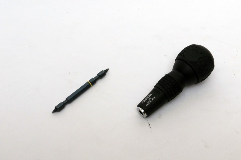 左側はねじ外しビット。右は別売のグリップ。グリップの代わりに電動ドリルを使ってもいい