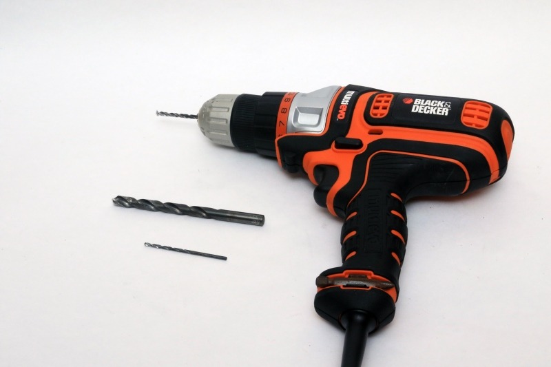 母材は痛める、ねじ穴は潰れる、高い技術と忍耐力も要求されるので、ほんとのホントに最終手段