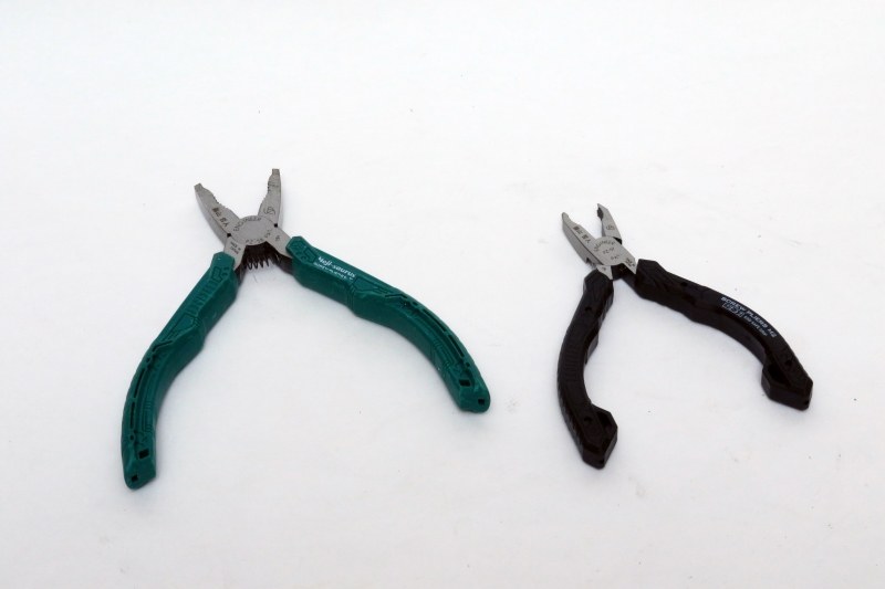 ネジザウルスは左が通常サイズで、M3以上のネジに対応。右がミニサイズでM1～M3,M4ぐらいまで