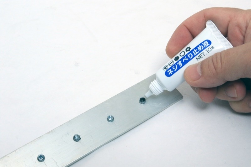 ネジ穴に1滴垂らす。結構さらさらなので、たくさん出てしまわないように注意