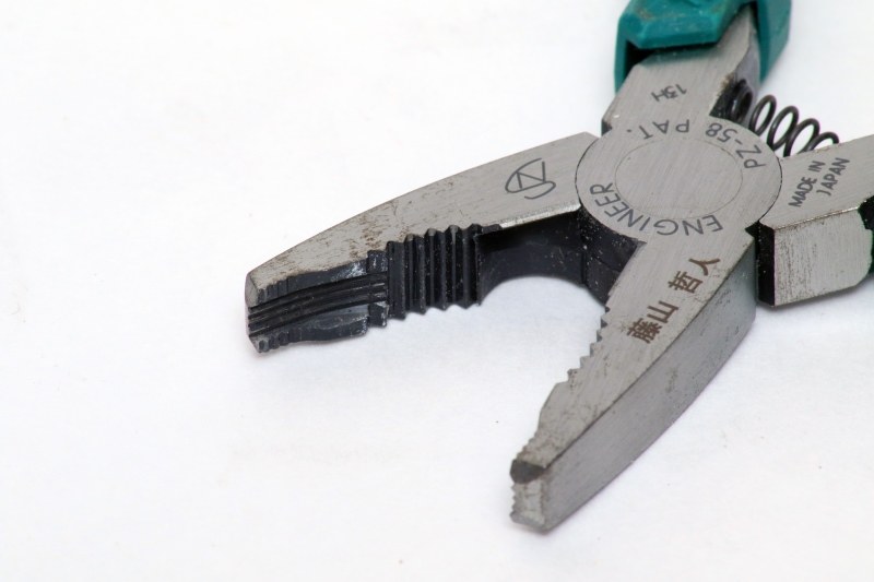 ネジの周囲に食いつく鋭い歯、そしてネジに合うように円を描いているのが特徴