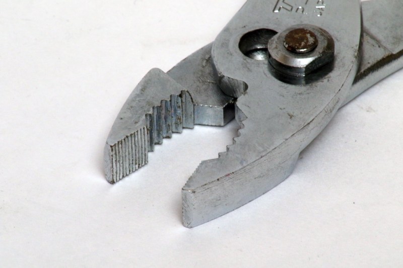 プライヤの滑り止めは、ネジザウルスに比べ丸い。根元の大きな部分で大きなナットを噛むのには便利だが、先端部でネジを噛むのは難しい