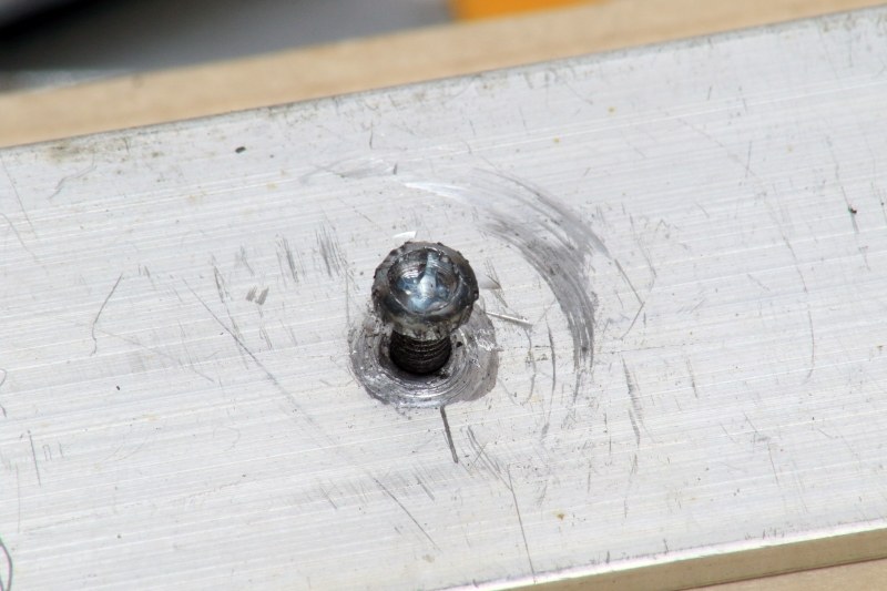 ネジの周囲は食いついた刃でボロボロ。それだけ噛みつくということだ。ただし母材をマスキングしないと、回転傷が残るので注意