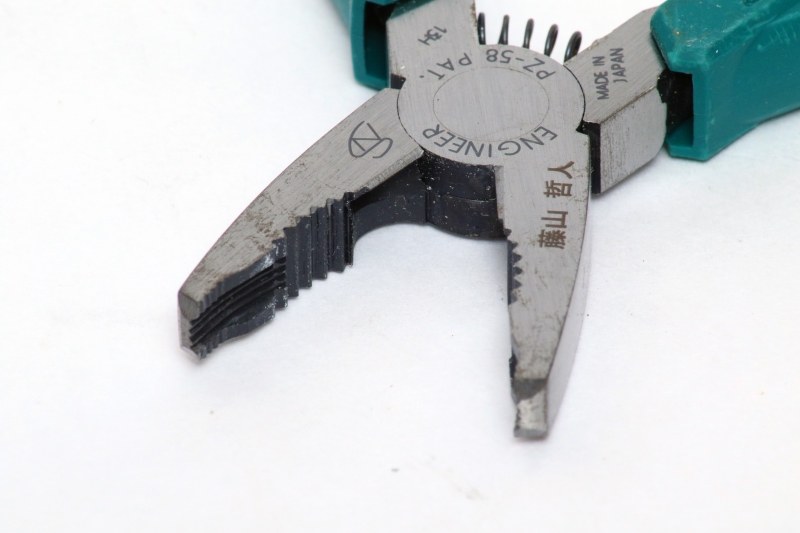 咥え部の先端にも刃がついていて、ネジを上から噛めるようになっている