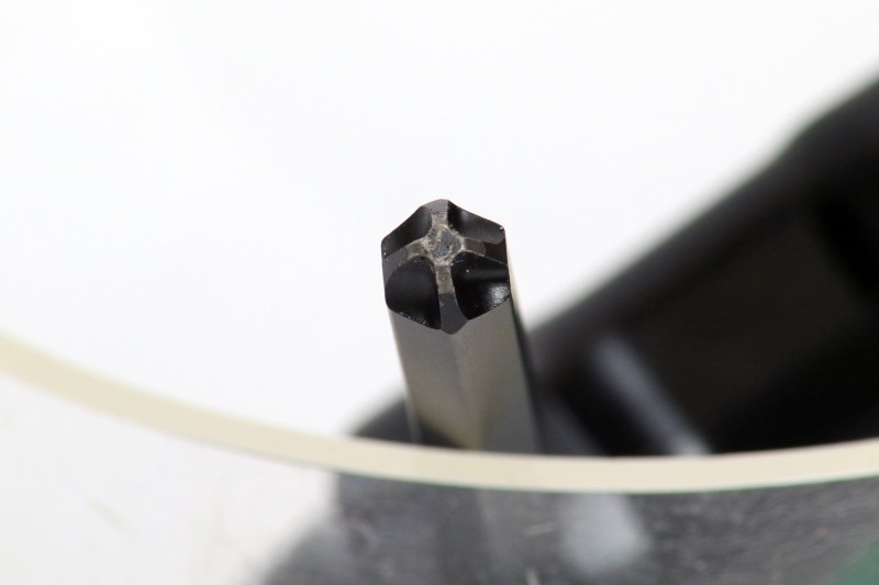 カギ爪がネジ穴の金属に食いついて、ネジが回せる。打撃を必要としないので、PC用としてかなり便利