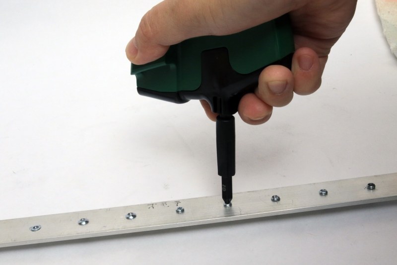 カギ爪がネジ穴の金属に食いついて、ネジが回せる。打撃を必要としないので、PC用としてかなり便利