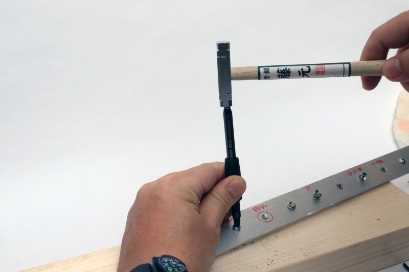 ノミのように先端ツールをネジ頭に叩き込み、無理やりネジ穴を作る!