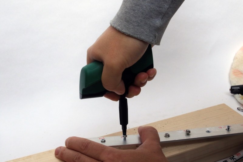 叩き込んだ先端ツールにグリップをつけてネジを回す。M4以上のネジに対して有効(重症用#1という先端ツールがないため)