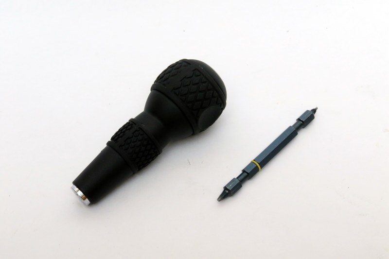 グリップは別売。右側がVESSELの#2用ねじ外しビット