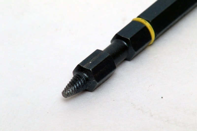 次に反対側の三角ドリルをネジ穴に差し込んで、食い込ませたところでネジを回す