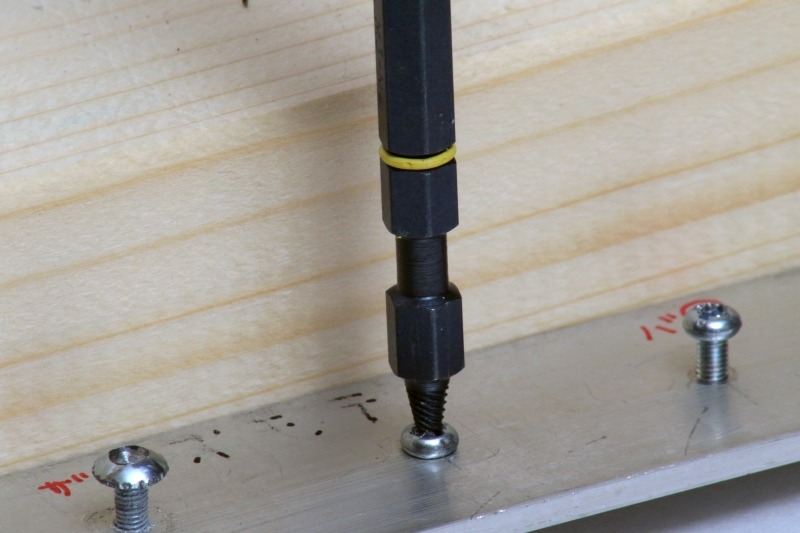 固着したネジや硬く締まったネジだと、それを回せるほどの食いつきがないので、外せない場合が多々ある