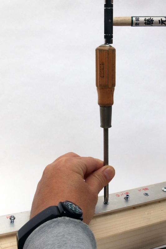 ドライバのグリップの後ろが金属になっているのが貫通ドライバ。ドライバの軸がそのまま出ているのでハンマーで叩ける