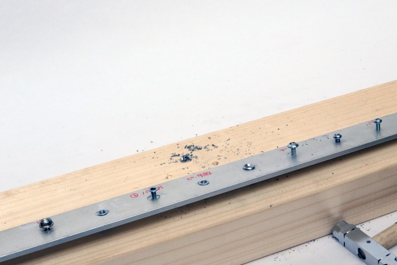 まずはネジ頭をドリルで削る。これで母材に固定していたものは取れる