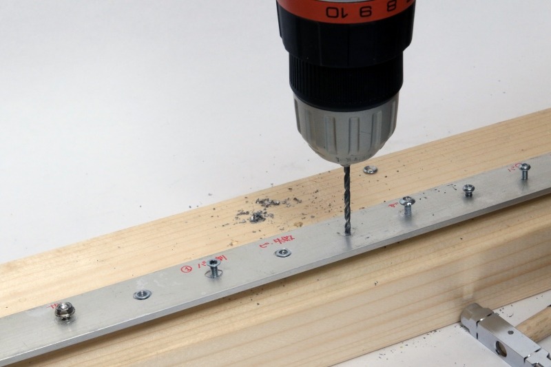 残ったネジの軸部分をドリルで削る。中心出しが難しいけど、そこは腕でカバーするしかない!