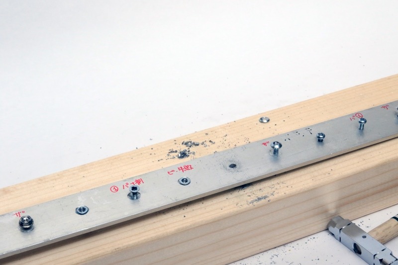 こうして復旧したネジ穴は、元のネジ穴より大きくなってしまうので、元のネジで固定できなくなる