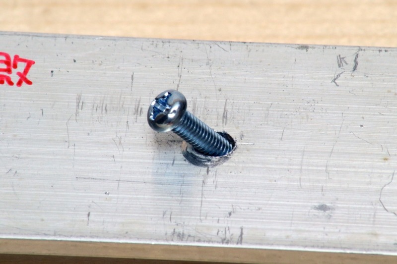 こうして復旧したネジ穴は、元のネジ穴より大きくなってしまうので、元のネジで固定できなくなる