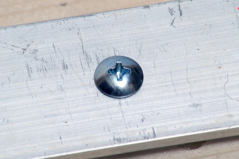 木ネジはネジ頭の元には、ネジが刻まれていない。タッピングは元まで刻まれたネジ