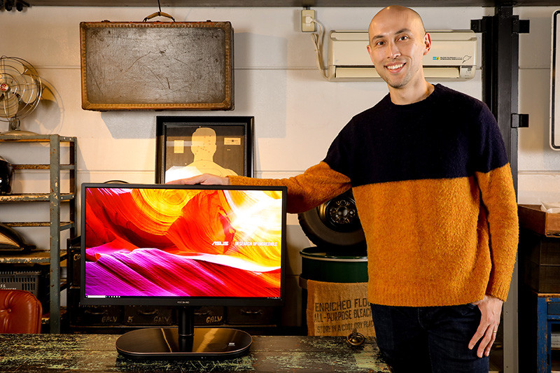 Zen AiO 27と映像エディターの小林譲氏(略歴:イギリスの美大卒業後、現地の制作会社にて3年間編集の下積みをする。2006年に帰国。大手ポスプロImagicaにてテレビ番組を中心に日本のキャリアをスタート。海外で取得したグローバルな映像センスと英語力で、ドラマ、音楽系、CM系へと活躍の幅を広げる。2017年に独立。フジテレビ、WOWOWの番組や、大手企業CMの編集も担当)