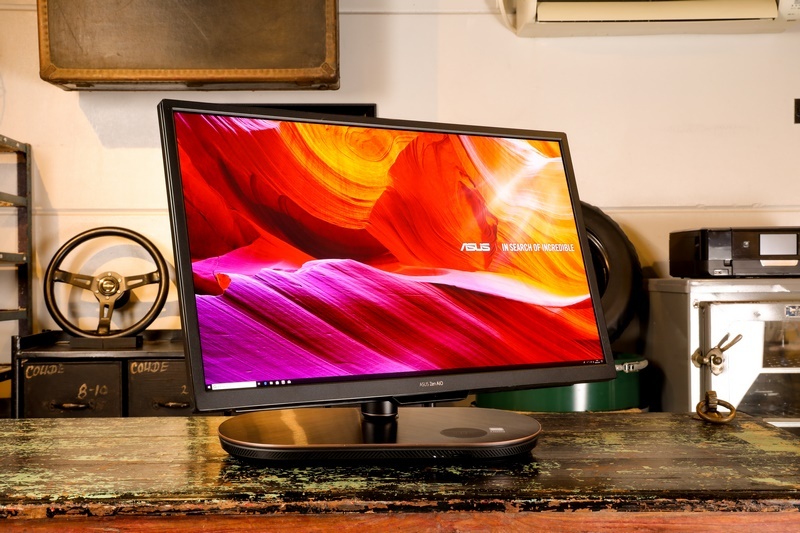 ディスプレイ部分は上下左右に大きく角度調節できる