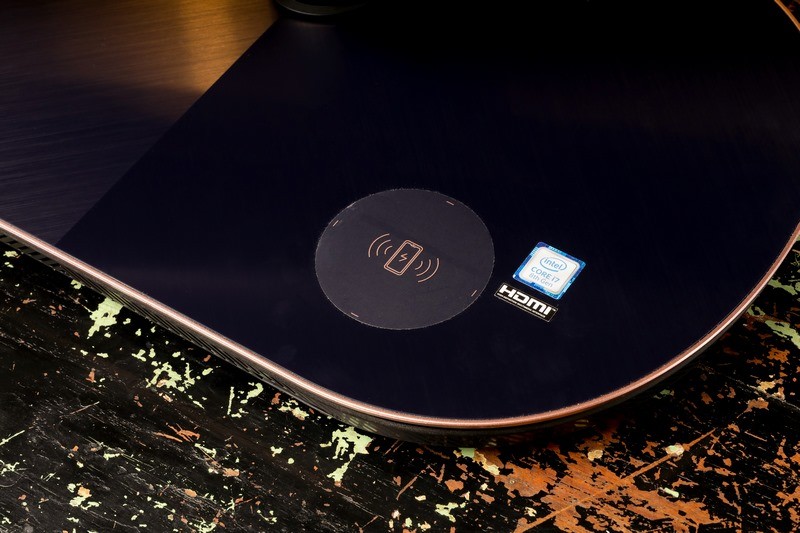 スタンド部分にはqi対応ワイヤレス充電器が内蔵され、スマートフォンを置くだけで充電可能