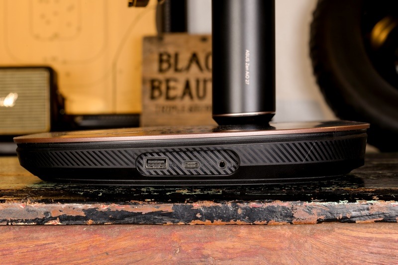 右側面に、USB 2.0、Thunderbolt 3、音声入出力を装備する