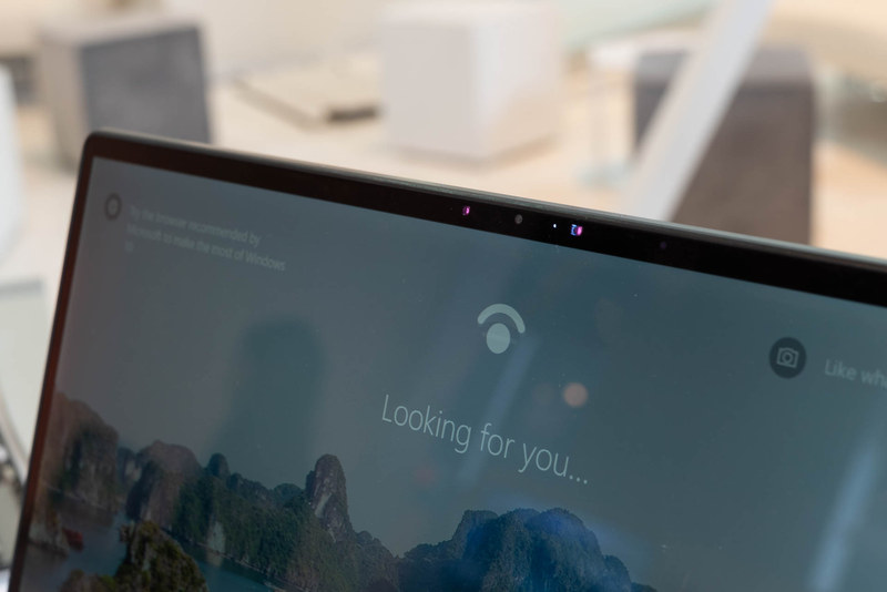 新開発の小型カメラにより、3辺狭額縁を実現したデザインを採用