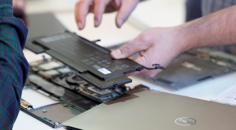 バッテリは4セル(52Wh)と6セル(78Wh)のリチウムポリマーバッテリになっている。