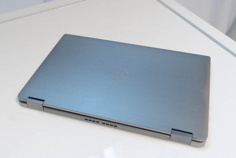 319.77x199.9＝63922.023平方mmの底面積。13型ディスプレイを搭載していたLatitude 7390 2-in-1が305.1x210＝64,071平方mmとなっているので、わずかだが13型よりも小さな底面積になっている。