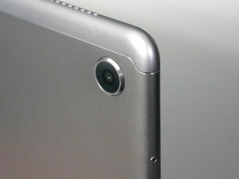 背面右上にアウトカメラを備える。側面にはメモリカードスロットも見える