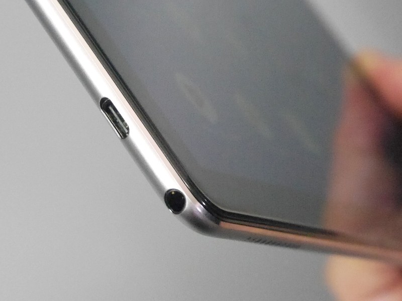 画面の左下にはUSB Type-Cポートと、最近ではめずらしくなったイヤフォンジャックを備える