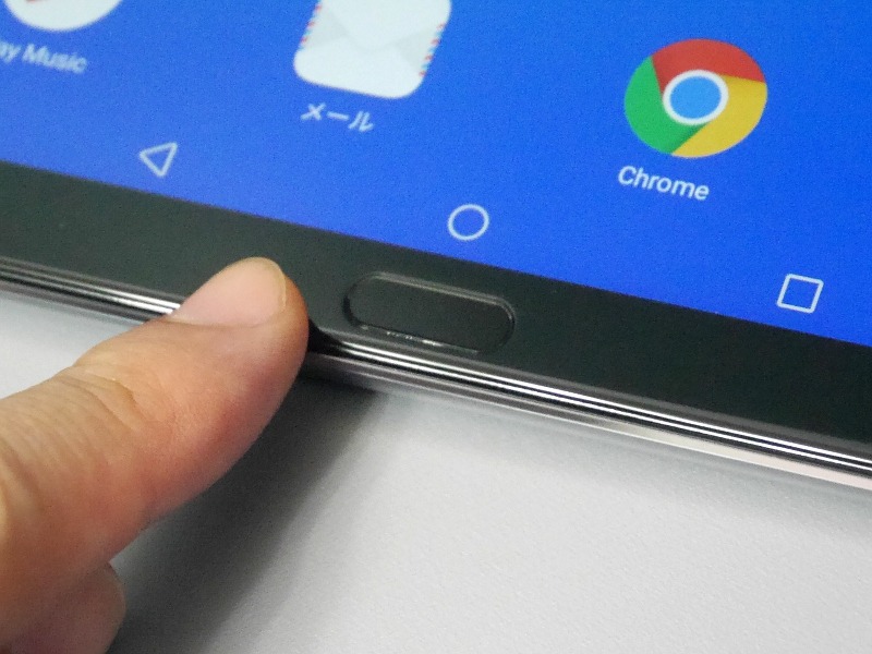 ホームボタンはベゼルに埋め込まれている。物理的に押し込まれるタイプではなくタッチ式